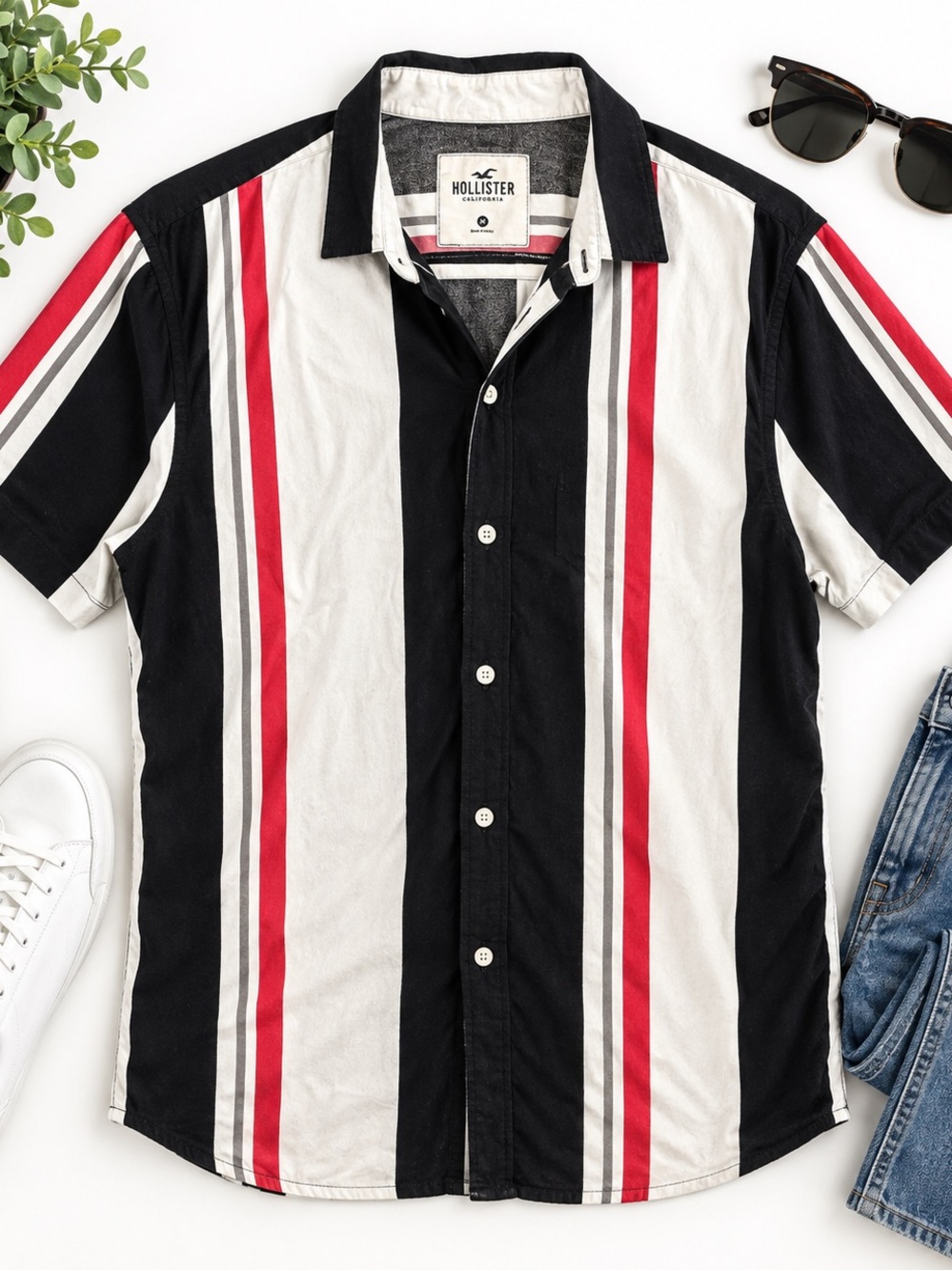 Hollister California Men’s Vertical Stripe Short Sleeve Button-Up Shirt Size M
